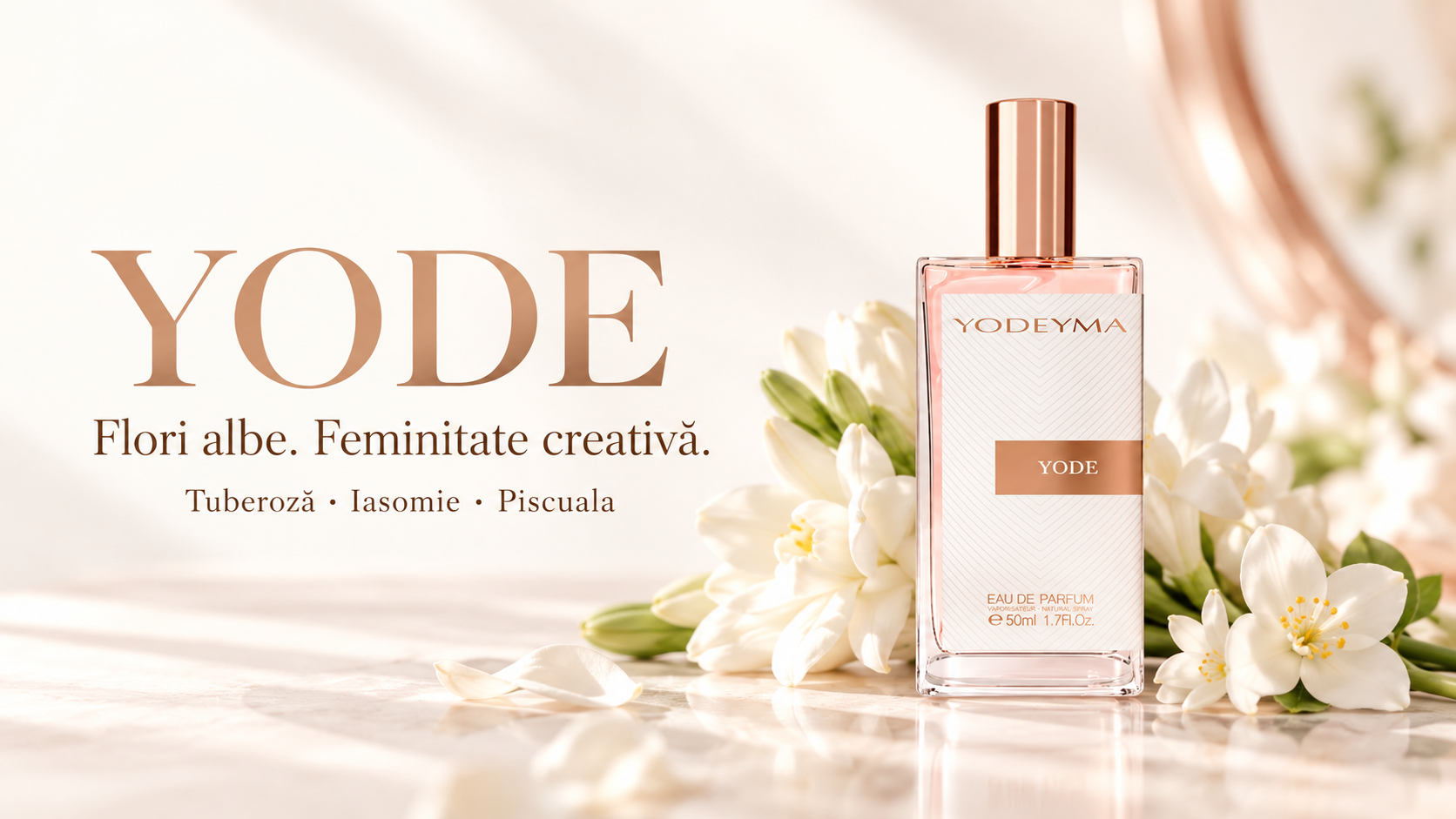 Flacon Yodeyma Yode de 50 ml, alături de tuberoză și iasomie, pe fundal ivory.